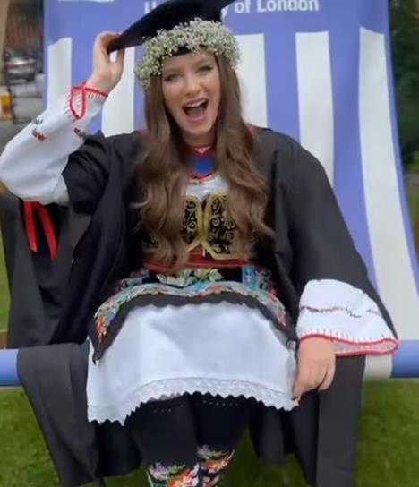 Diplomirala u nošnji2.jpg