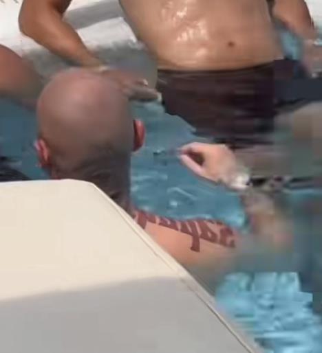 Vojaž i desingerica na bazenu