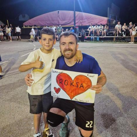 Marko Roksić sa obožavaocem FOTO Privatna arhiva.jpg