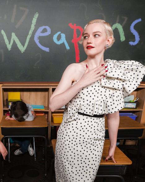 Džulija Garner u beloj haljini na crne tufnice