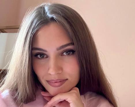 Manekenka Ksenija Aleksandrova u rozoj košulji.jpg