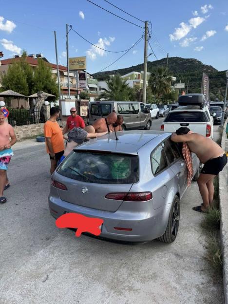 Muškarci u Grčkoj pored auta u kojem su ostali zaključani ključevi