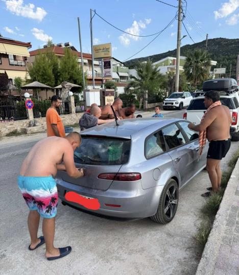 Muškarci u Grčkoj pokušavaju da izvade ključeve iz zaključanog auta