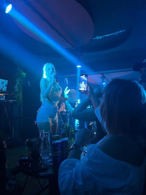 SARA RELJIĆ IZBORILA SE SA ŽESTOKOM KONKURENCIJOM U CRNOJ GORI! U izazovnom izdanju izmamila uzdahe muškaraca (FOTO)