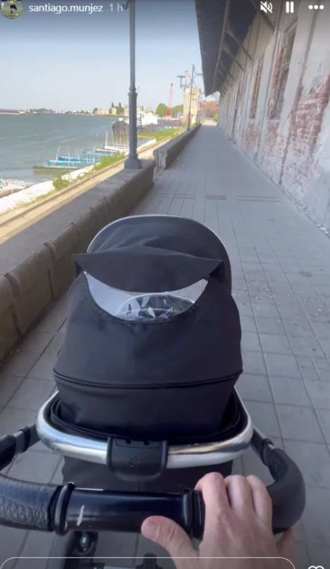 Danijel Dujković Munjez šeta sa detetom u kolicima