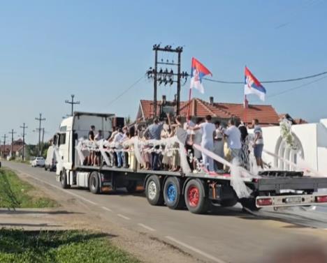 Gosti idu na svadbu kamionom