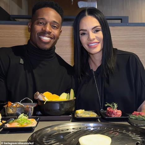 Nina Santjago i Patrik Blekvud u restoranu degustiraju hranu