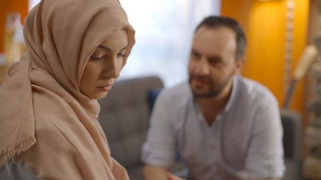 Muslimanka i njen suprug u neprijatnom razgovoru