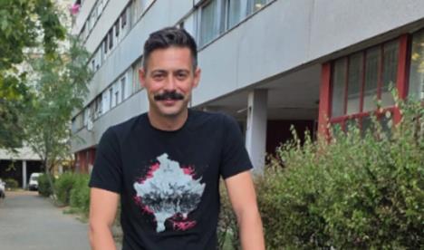 Milan Vasić u majici sa ilustracijom Kosova i Metohije.jpg