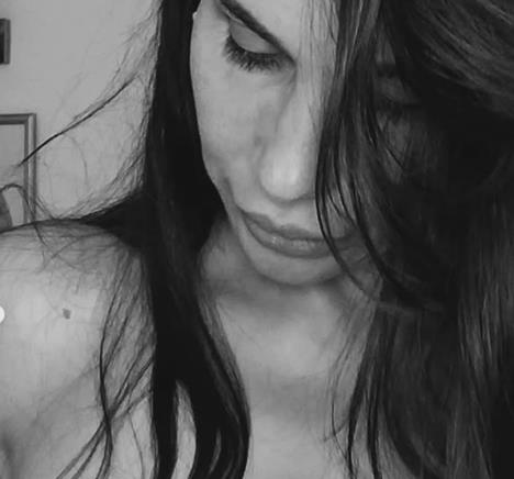 Iskra Brajović pokazuje listove kupusa kao lek protiv mastitisa