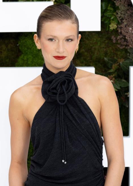 Isabela Ferer na crvenom tepihu povodom filma „It Ends With Us“