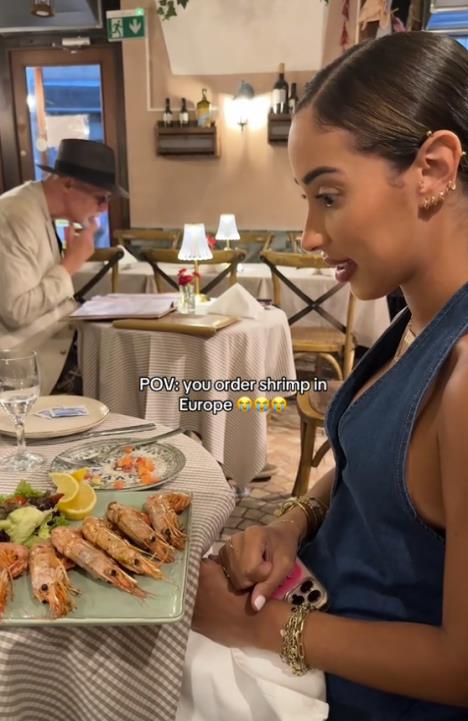 Tanjir škampa sa glavom i oklopom u restoranu u Evropi