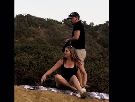 Dečko pokušava da zaprosi svoju devojku, ali ona pomera prsten sve vreme