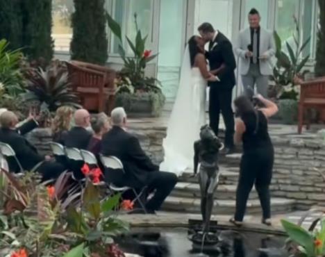 Incident prekinuo prvi poljubac mladenaca