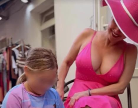 Maja Nikolić vulgarno obučena pred detetom