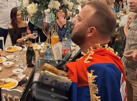 Borko Radivojević ogrnut srpskom zastavom