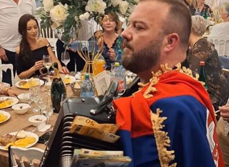 Borko Radivojević u ogrnut srpskom zastavom