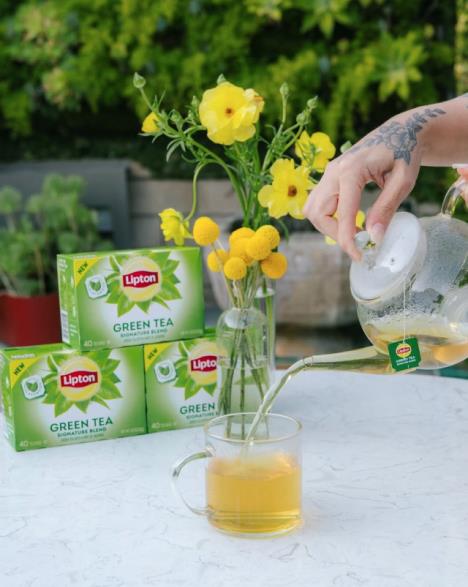 Kutije lipton čaja i sipanje čaja u čašu