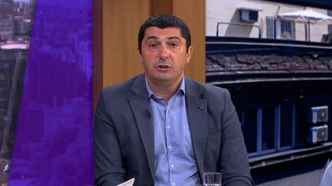 Čovek u sivom sakou u televizijskom studiju