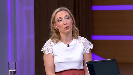 Žena u beloj majici u televizijskom studiju
