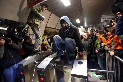 istanbul-protest-metro.jpg