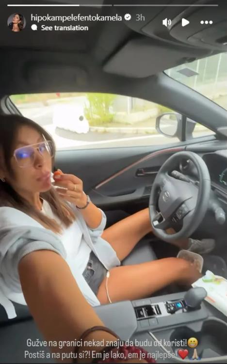 Dragana Mićalović vozi kola i jede paradajz 1.jpg