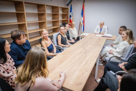 Ministar Zlatibor Lončar sedi za stolom sa novom grupom lekara povratnika