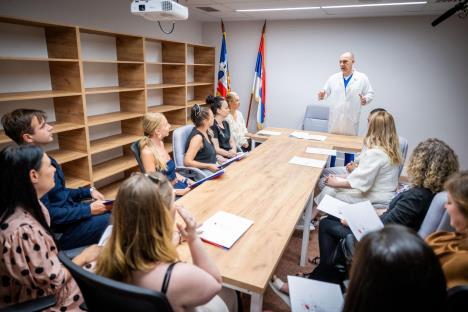 Ministar Zlatibor Lončar u kabinetu sa zdravstvenim radnicima koji se vraćaju u Srbiju