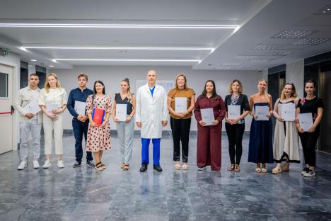 Zlatibor Lončar stoji sa zdravstvenim radnicima koji se iz Evrope vraćaju u Srbiju