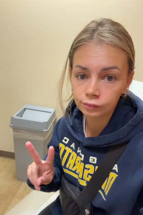 Žena sa upaljenom bubuljicom ispod nosa