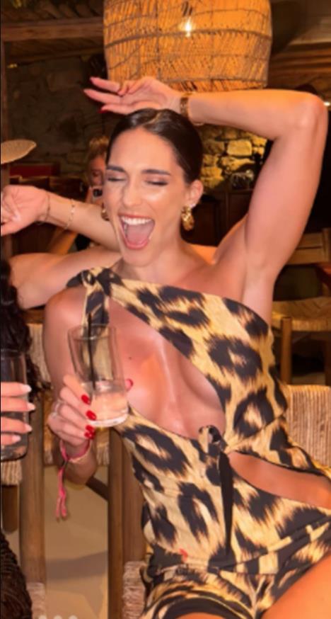 Jelisaveta Orašanin se veseli u tigrastoj haljini.jpg