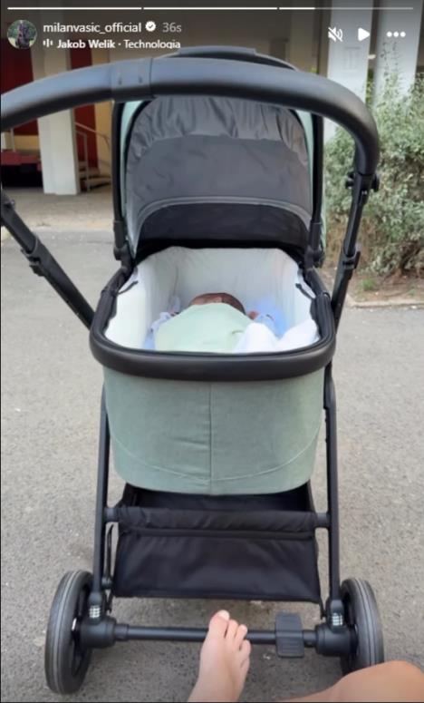 Milan Vasić uspavljuje sina Despota na ulici.jpg