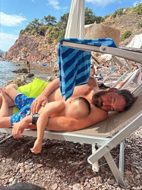 Petar Strugar spava na ležaljci na plaži sa sinom.jpg