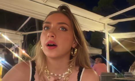 Šokirana devojka sedi u restoranu.jpg