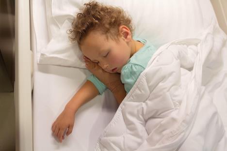 Devojčica spava u bolničkom krevetu