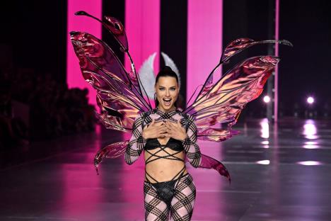 Adriana Lima ponovo na pisti Victoria Secret nakon 3 porođaja