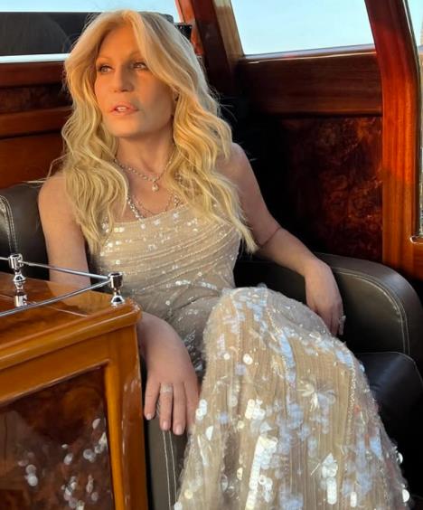 Donatela Versaće pozira u beloj haljini sa novim izgledom lica