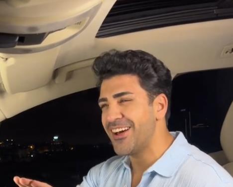 Furkan Erdogan peva Kebinu pesmu u automobilu
