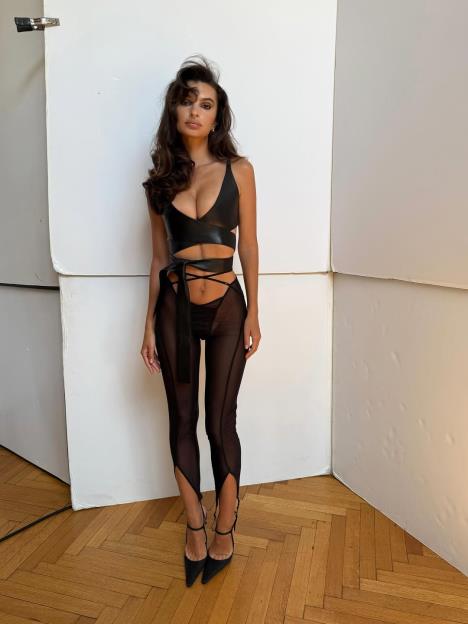 Emili Ratajkovski u crnom Alaïa topu i mrežastim helankama