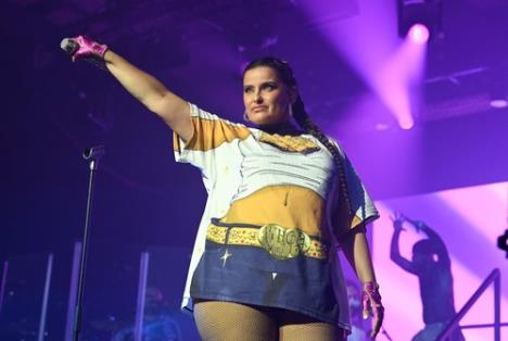 Neli Furtado u haljini sa optičkom iluzijom