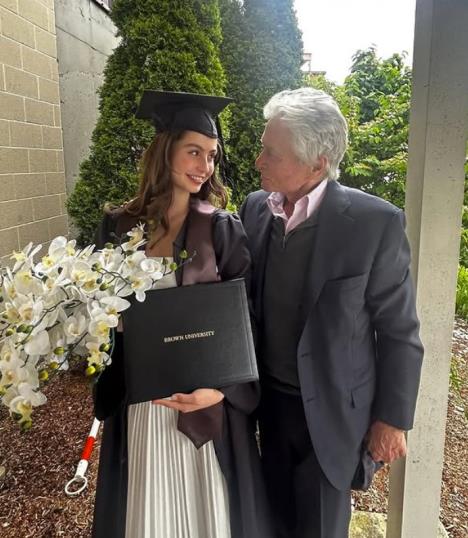 Keris sa ocem Majklom Daglasom i diplomom u ruci