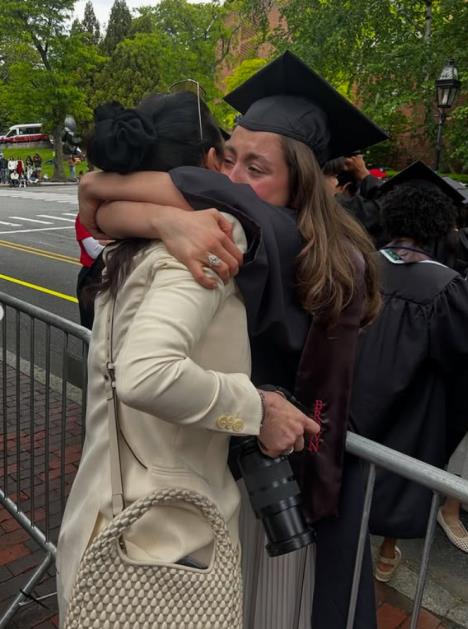 Keris Zita Daglas emotivno grli majku Ketrin Zitu-Džons na dan diplomiranja