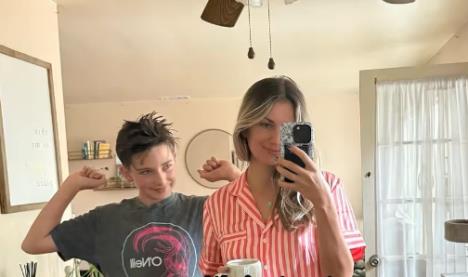 Mama i sin prave selfi ispred ogledala.jpg