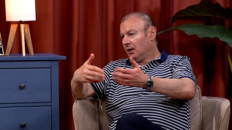 Čovek u majci sa prugama u televizijskom studiju