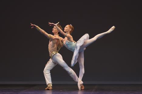 Daniil SIMKIN+Iana SALENKO_01_photo by Costin Radu copy.jpg