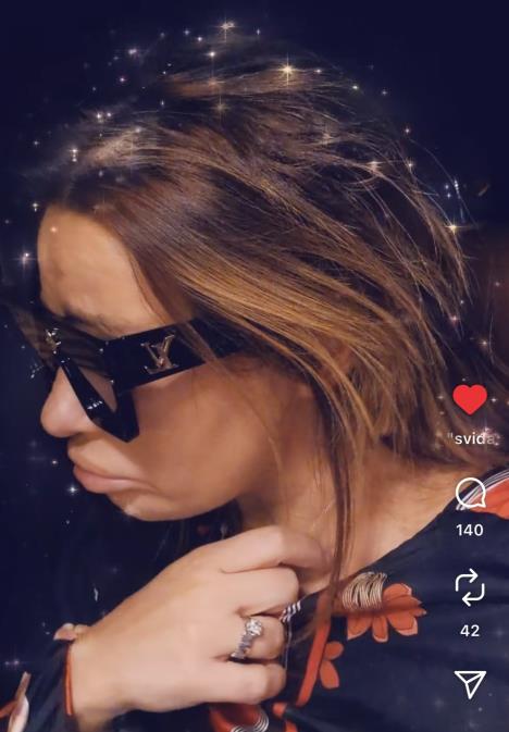 Ana Nikolić u kolima nosi crne naočale