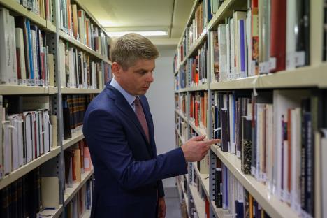 Arno Gujon biblioteka.jpg