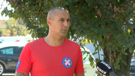 Čovek u crvenoj majici