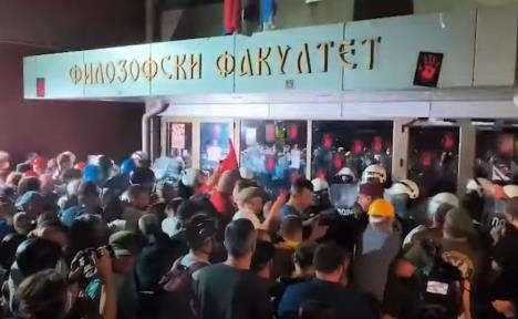 novi sad napad na policiju blokaderi protest.JPG