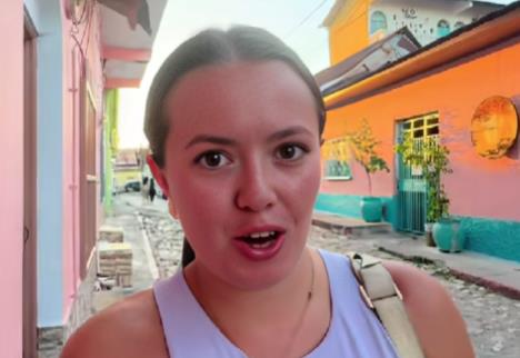 Devojka priča i snima se dok hoda ulicom.jpg